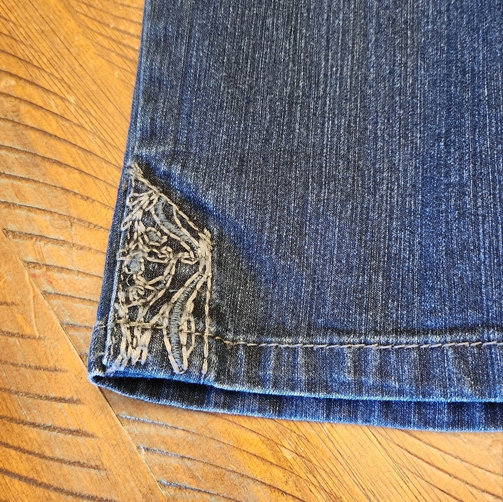 🎈2/$15 Denim capris size 10. (L2) - Picture 2 of 8